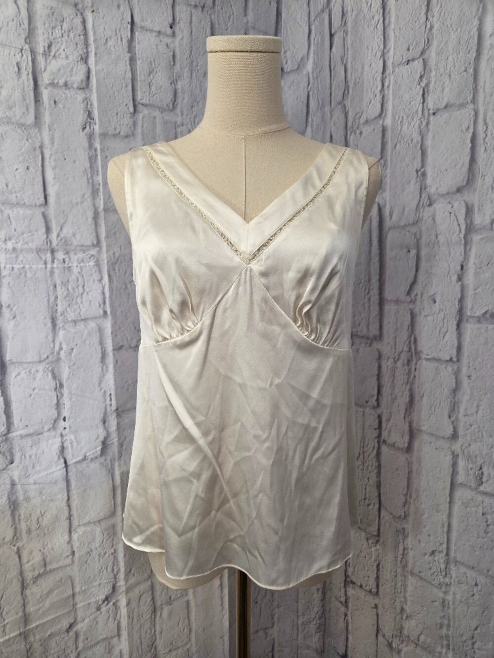 Vintage I.E. Ivory Satin Silk Blend V Neck Sleeveless Side Zip Dressy Blouse